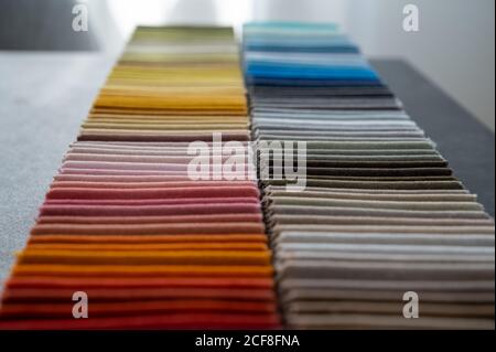 Due file di colori sfumati campioni di velluto di lusso piegati e. posto su tavola di pietra Foto Stock
