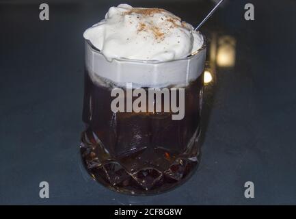 white russian, cocktail a base di vodka e liquore al caffè con panna e noce moscata Foto Stock