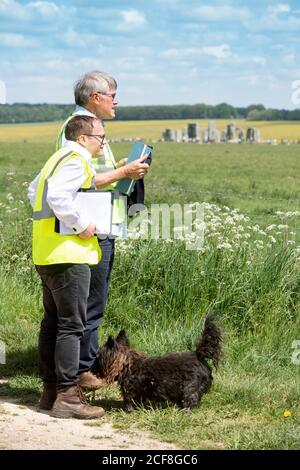 Ispettori e parti interessate visitano l'area di Stonehenge di un esame semestrale della proposta di costruire un Tunnel stradale per l'A303 Foto Stock