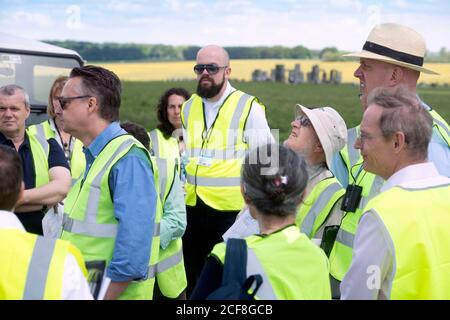 Ispettori e parti interessate visitano l'area di Stonehenge di un esame semestrale della proposta di costruire un Tunnel stradale per l'A303 Foto Stock