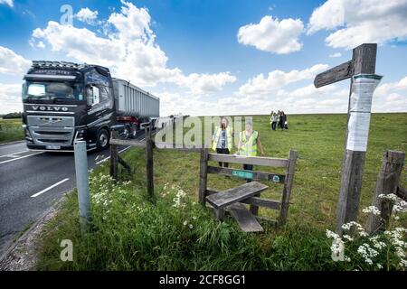 Ispettori e parti interessate visitano l'area di Stonehenge di un esame semestrale della proposta di costruire un Tunnel stradale per l'A303 Foto Stock