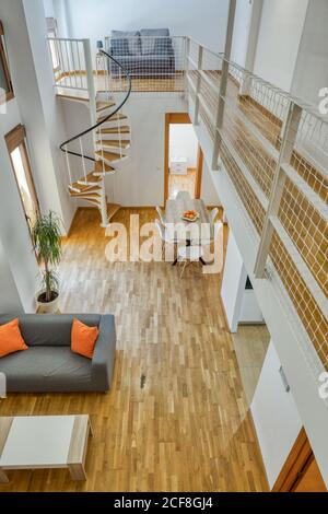 Vista dall'alto di un appartamento duplex vuoto in semplice stile minimalista con arredi moderni e accoglienti Foto Stock