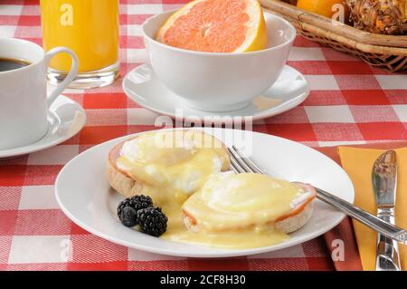 Uova benedetto con pompelmo rosa e caffè Foto Stock