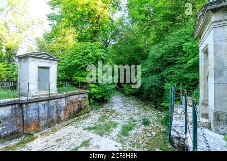 Francia, Cote d’Or, Riserva Naturale Regionale della Val Suzon, Etaules, Foret Domaniale de Val Suzon, Parco Jouvence, il fiume secco di Suzon // Francia, Côte d Foto Stock
