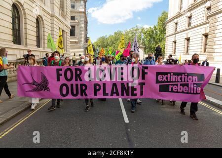 Manifestanti in marcia con un banner durante la dimostrazione di Extinction Rebellion, Londra, 1° settembre 2020 Foto Stock