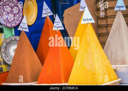 Selezione di spezie su un mercato tradizionale marocchino (souk) a Essaouira, Marocco. Foto Stock