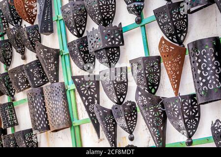 Lampade in ottone nel mercato di Essaouira, Marocco. Foto Stock