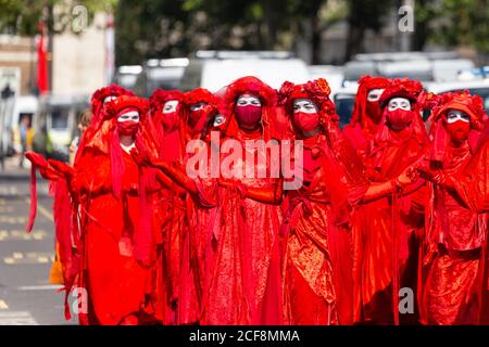 Manifestanti con rombi rossi durante la dimostrazione della ribellione estinzione, Parliament Square, Londra, 1° settembre 2020 Foto Stock