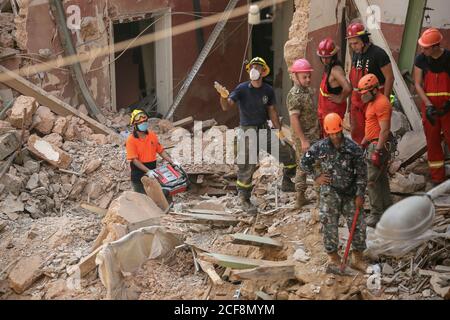 Beirut, Libano. 04 settembre 2020. I membri della squadra cilena di salvataggio e della difesa civile libanese cercano nelle macerie di un edificio che è stato crollato nell'esplosione del mese scorso per il secondo giorno di fila, dopo che un cane di salvataggio ha rilevato segnali di vita nella zona di Gemayizeh. Credit: Marwan Naamani/dpa/Alamy Live News Foto Stock