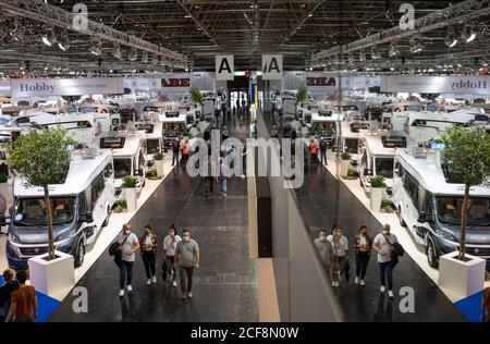 04 settembre 2020, Nord Reno-Westfalia, Duesseldorf: Case mobili del produttore 'Hobby' si trovano in una sala del Caravan Salon 2020, la più grande mostra in Germania dopo le restrizioni imposte dalla pandemia di Corona, secondo il settore fieristico. Gli stand dei 350 espositori possono essere visitati da un massimo di 20,000 visitatori al giorno. I biglietti devono essere prenotati in anticipo su Internet. Le misure di protezione includono maschere obbligatorie e regole di distanza. Foto: Bernd Thissen/dpa Foto Stock