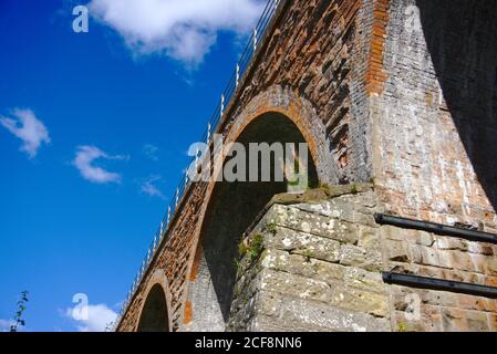 Dettaglio del viadotto ferroviario del diciannovesimo secolo Leaderfoot (o Drygrange) sul fiume Tweed vicino a Melrose, frontiere scozzesi, Regno Unito. Foto Stock