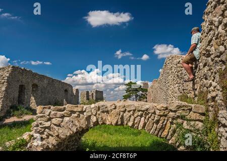 Rovine di Starojicinsky hrad, castello medievale sulla collina sopra il villaggio di Stary Jicin, Moravia-Silesian Regione, Moravia, Repubblica Ceca Foto Stock