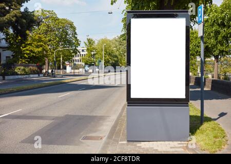 White City-LGHt-Poster Mock-Up Template accanto a Street am Tag in Una città tedesca Foto Stock