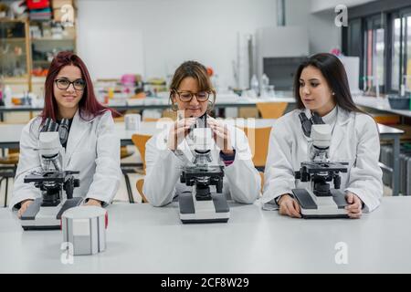 Le donne che utilizzano microscopi in laboratorio Foto Stock