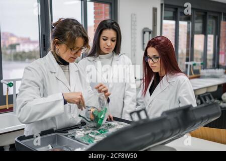 Le donne scientifiche esaminano le nuove attrezzature in laboratorio Foto Stock