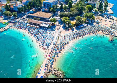 Veduta aerea della spiaggia di sabbia turchese di poli Mora a Selce, riviera di Crikvenica in Croazia Foto Stock