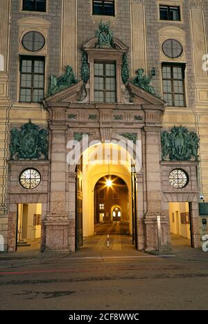 Dettaglio architettonico dell'ingresso alla Residenz (Neue Rathaus) illuminato di notte Foto Stock