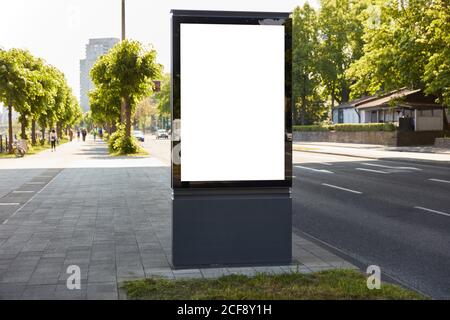 Un poster vuoto sulla luce della città in tedesco come pubblicità all'aperto Concetto Foto Stock