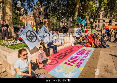 Londra, Regno Unito. 04 settembre 2020. L'estinzione ribellione la Giustizia climatica è la Giustizia dei migranti inizia in Parlamento Squarte e poi si dirige verso l'ufficio domestico dove gli attiviti si erano incatenati all'ingresso. Essi 'sono solidali con coloro che sono costretti a lasciare le loro case e con quelli che sono stati costretti a soffrire nei sistemi di migrazione in tutto il mondo'. Il "blocco" dei morti continua per l'epidemia di Coronavirus (Covid 19) a Londra. Credit: Guy Bell/Alamy Live News Foto Stock