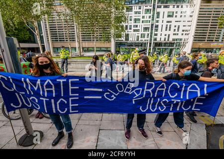 Londra, Regno Unito. 04 settembre 2020. L'estinzione ribellione la Giustizia climatica è la Giustizia dei migranti inizia in Parlamento Squarte e poi si dirige verso l'ufficio domestico dove gli attiviti si erano incatenati all'ingresso. Essi 'sono solidali con coloro che sono costretti a lasciare le loro case e con quelli che sono stati costretti a soffrire nei sistemi di migrazione in tutto il mondo'. Il "blocco" dei morti continua per l'epidemia di Coronavirus (Covid 19) a Londra. Credit: Guy Bell/Alamy Live News Foto Stock