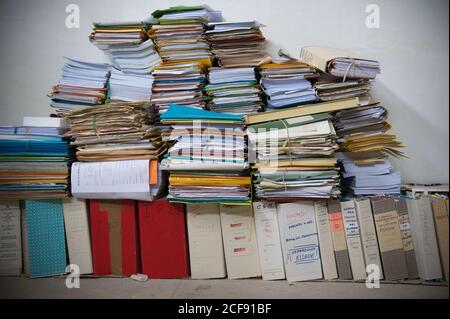 Sala Consilina, Salerno, Italia: Cartelle abbandonate nel Palazzo di Giustizia chiuse nel settembre 2013 a causa della revisione delle spese. ©Andrea Sabbadini Foto Stock