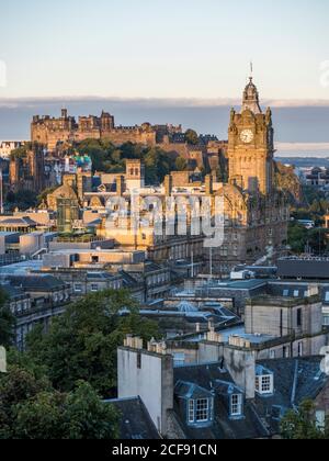 Alba, paesaggio con la Torre del Balmoral Hotel, e Castello di Edimburgo, Edimburgo, Scozia, Regno Unito, GB. Foto Stock