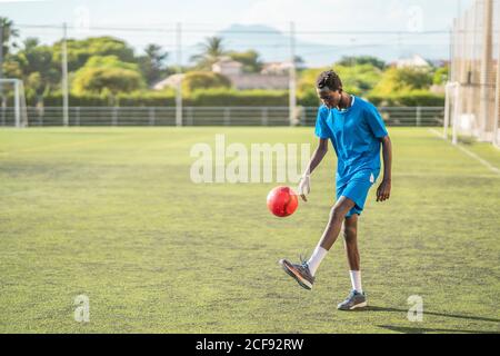 Etnia adolescente giocoleria palla di calcio Foto Stock