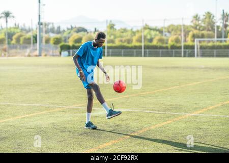 Etnia adolescente giocoleria palla di calcio Foto Stock