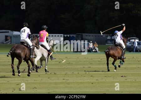 MIDHURST, WEST SUSSEX/UK - 1 SETTEMBRE : giocare a polo a Midhurst, West Sussex il 1 settembre 2020. Persone non identificate Foto Stock