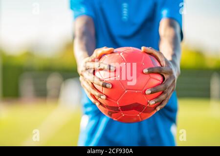 Giocatore di calcio afroamericano con palla Foto Stock