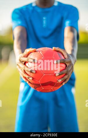 Giocatore di calcio afroamericano con palla Foto Stock