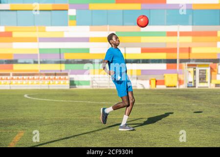 Etnia adolescente giocoleria palla di calcio Foto Stock