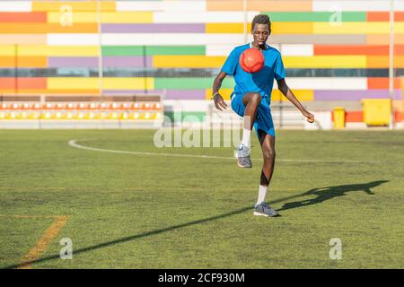 Etnia adolescente giocoleria palla di calcio Foto Stock