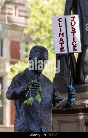 Statua di Nelson Mandela con segno di protesta durante la manifestazione della ribellione estinzione, Piazza del Parlamento, Londra, 1 settembre 2020 Foto Stock