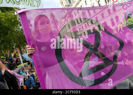 Vista di un protestore attraverso un banner durante la dimostrazione della ribellione estinzione, Parliament Square, Londra, 1 settembre 2020