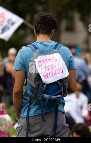 Segno di protesta sullo zaino di un uomo durante la dimostrazione della ribellione estinzione, Parliament Square, Londra, 1 settembre 2020 Foto Stock