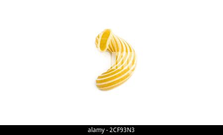 Pasta cavatappi con strisce isolate su sfondo bianco. Foto Stock