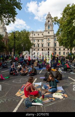 Manifestanti che bloccano la strada durante la manifestazione della ribellione estinzione, Parliament Square, Londra, 1 settembre 2020 Foto Stock