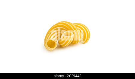 Pasta cavatappi con strisce isolate su sfondo bianco. Foto Stock