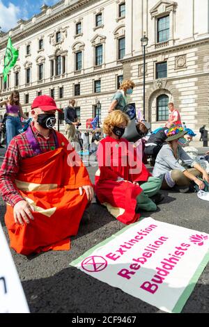 Buddisti che bloccano una strada durante la dimostrazione della ribellione estinzione, Piazza del Parlamento, Londra, 1 settembre 2020 Foto Stock