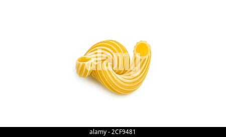 Pasta cavatappi con strisce isolate su sfondo bianco. Foto Stock