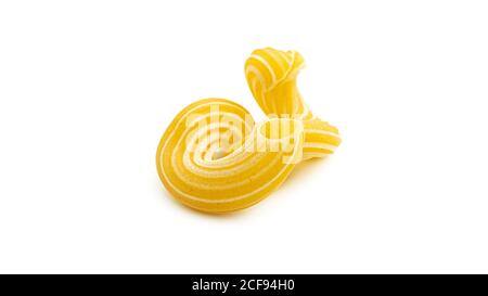Pasta cavatappi con strisce isolate su sfondo bianco. Foto Stock