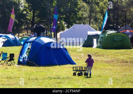 Campeggio a noi non sono un festival socialmente distanziato evento A Pippingford Park - campeggio con un'atmosfera da festival Foto Stock