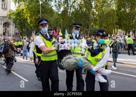 Il manifestante arrestato è portato fuori dalla polizia durante la manifestazione della ribellione estinzione, Piazza del Parlamento, Londra, 1 settembre 2020 Foto Stock
