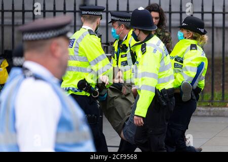 Il manifestante arrestato è portato fuori dalla polizia durante la manifestazione della ribellione estinzione, Piazza del Parlamento, Londra, 1 settembre 2020 Foto Stock