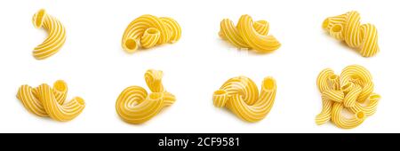 Pasta cavatappi con strisce isolate su sfondo bianco. Foto Stock