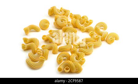 Pasta cavatappi con strisce isolate su sfondo bianco. Foto Stock