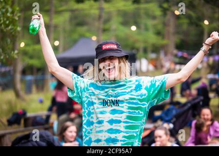 Guy in raver cappello a noi non sono un Festival Evento socialmente distanziato a Pippingford Park - campeggio con a. atmosfera da festival Foto Stock