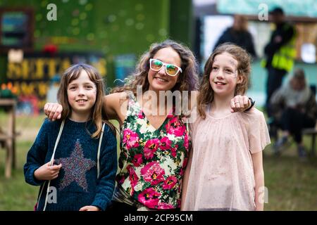 Madre e figlie che godono di musica dal vivo a noi non sono Un festival socialmente distanziato evento a Pippingford Park - campeggio con un'atmosfera da festival Foto Stock
