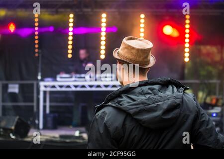 Ragazzo in un cappello marrone che balla di fronte al Stage at We are Not a Festival socialmente distanziato evento A Pippingford Park - campeggio con un'atmosfera da festival Foto Stock